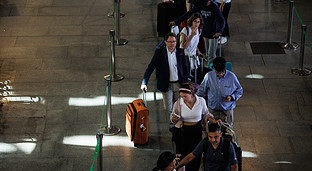 Hartazgo policial con Aena por el colapso de Barajas durante los controles de madrugada