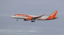 Cancelan un vuelo Tenerife-Londres después de que un pasajero defecara en el suelo