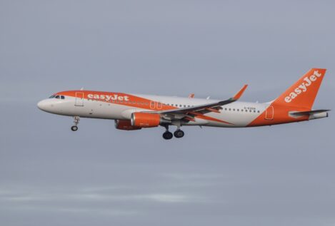 Cancelan un vuelo Tenerife-Londres después de que un pasajero defecara en el suelo
