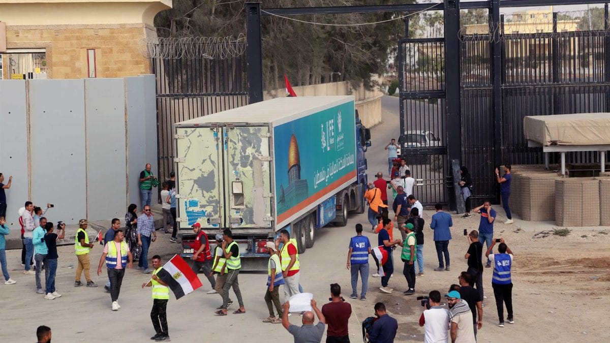 Entran diez camiones de ayuda humanitaria a Gaza y abre otro punto de bombeo de agua
