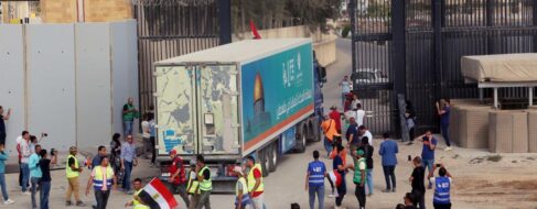 Entran diez camiones de ayuda humanitaria a Gaza y abre otro punto de bombeo de agua