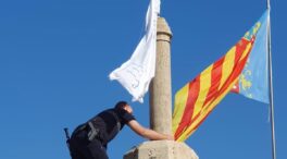 Aparece una bandera con versículos del Corán junto con un ejemplar en una torre de Valencia