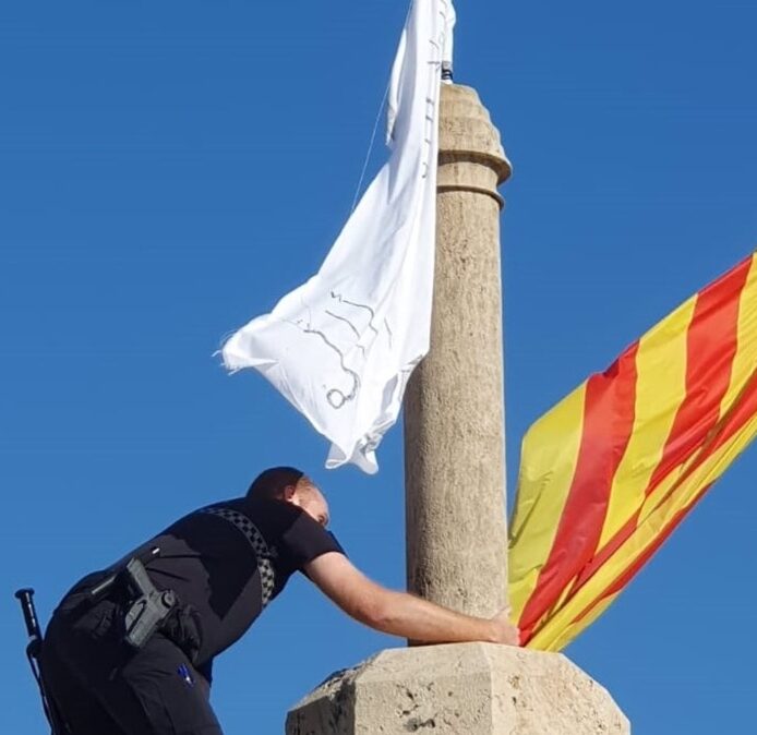 Aparece una bandera con versículos del Corán junto con un ejemplar en una torre de Valencia