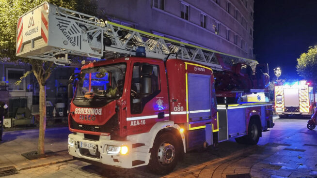 Rescatada una persona atrapada en el interior de una vivienda que se incendió en Santiago