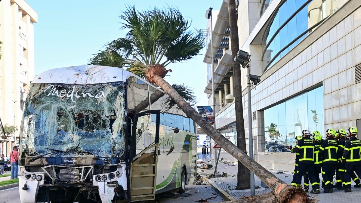 Continúa grave, pero estable, el hombre herido en el accidente de autobús de Cádiz