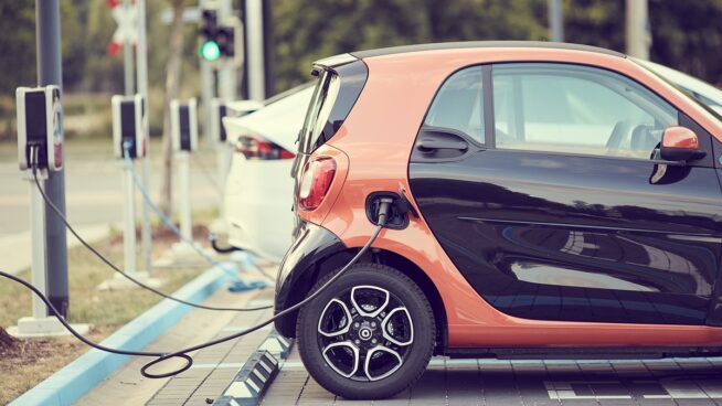 El camino de la electrificación está lleno de baches y las marcas están tropezando en él