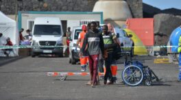 El Gobierno traslada a 321 inmigrantes desde Canarias a un hotel de Almería