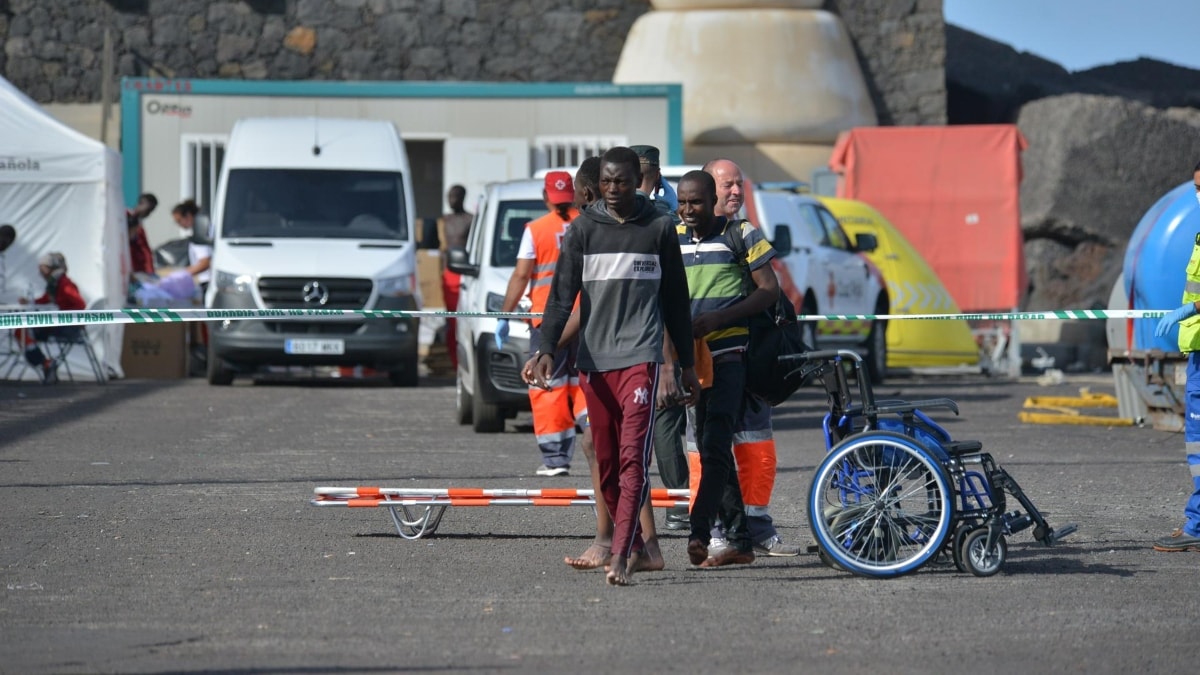 El Gobierno traslada a 321 inmigrantes desde Canarias a un hotel de Almería