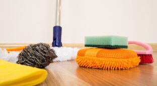 Ahorra dinero con el truco viral para limpiar la fregona