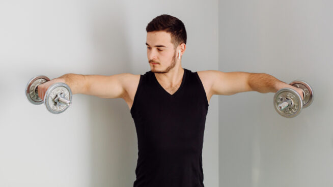 Novatos levantando pesas: cómo hacer entrenamiento de fuerza siendo un principiante