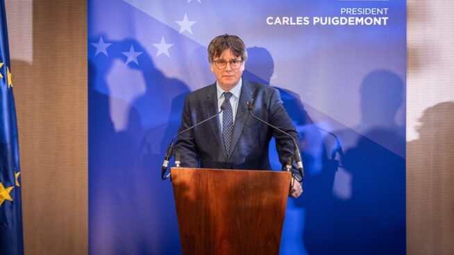 Puigdemont consultará a sus bases y obliga a retrasar la investidura de Sánchez