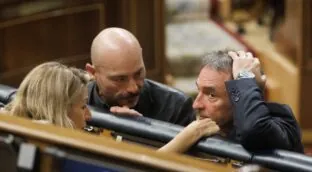 El 'fontanero' parlamentario de Díaz asegura en el PCE que la investidura de Sánchez está atada