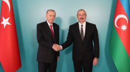 El presidente de Azerbaiyán iza la bandera azerí en la capital de Nagorno Karabaj