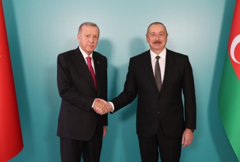 El presidente de Azerbaiyán iza la bandera azerí en la capital de Nagorno Karabaj