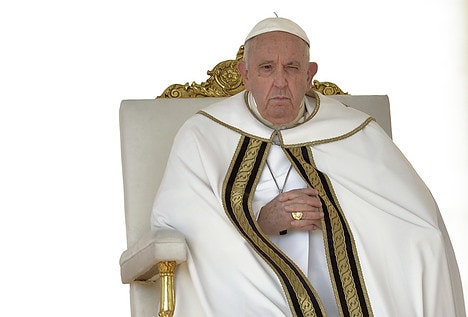El Papa abre la puerta a bendecir parejas del mismo sexo, pero sin llamarlo matrimonio