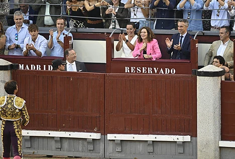 Así fue la despedida de ensueño de El Juli en Madrid: puerta grande y este brindis a Ayuso