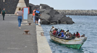El Hierro se convierte en la nueva Lampedusa: 11.000 habitantes y 3.000 inmigrantes