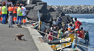 El Gobierno pide auxilio a las autonomías ante el descontrol migratorio en las Islas Canarias