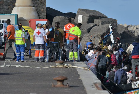 Andalucía acoge a los inmigrantes trasladados desde Canarias en Málaga y Almería