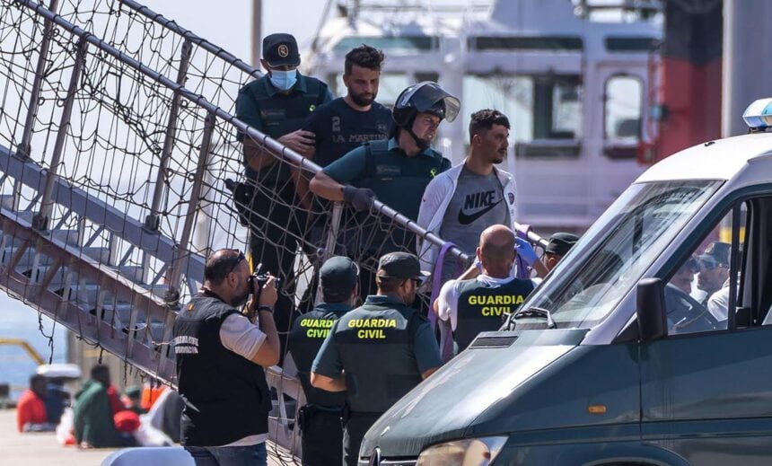 Varios migrantes detenidos en Fuerteventura por amotinarse en el buque que los rescató