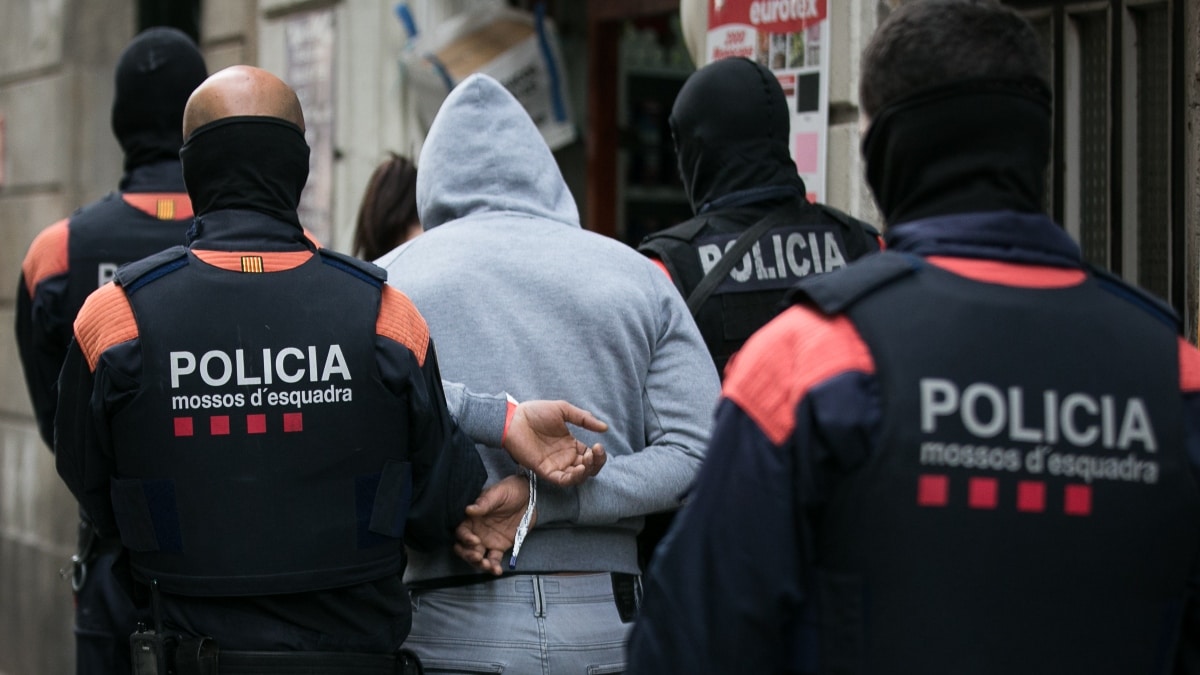 Detenidos tres hombres que colocaron siete artefactos explosivos caseros por Barcelona