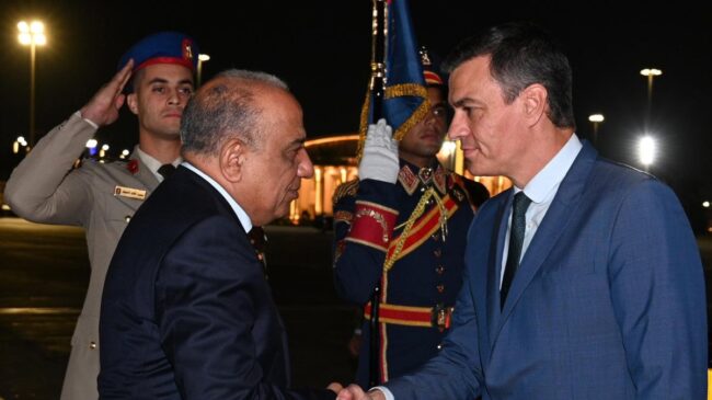 Sánchez llega a El Cairo para asistir a la cumbre en Egipto sobre el conflicto en Gaza