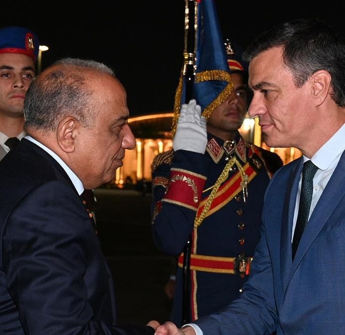 Sánchez llega a El Cairo para asistir a la cumbre en Egipto sobre el conflicto en Gaza