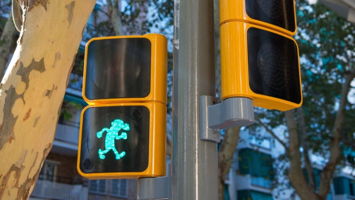 Barcelona inaugura semáforos de ‘Mortadelo y Filemón’ en homenaje a Ibáñez