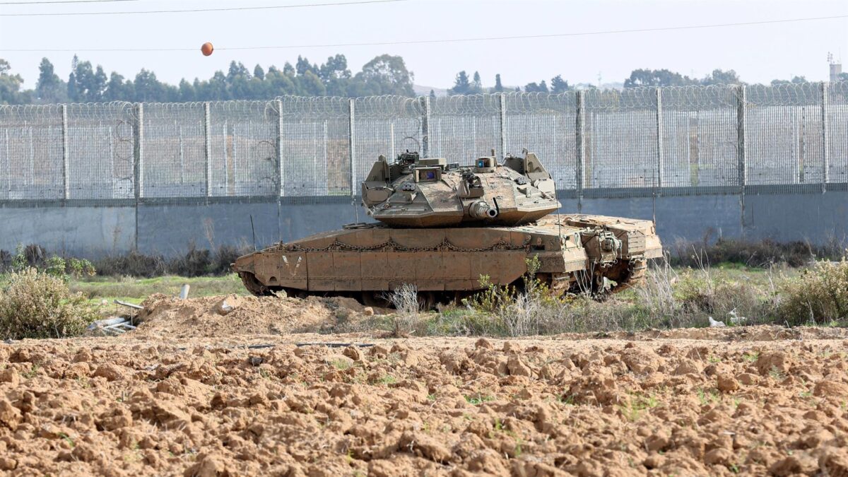 Un carro de combate israelí dispara «por accidente» contra posiciones militares egipcias