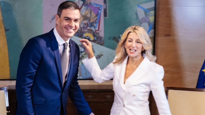 PSOE y Sumar firman un acuerdo de Gobierno que incluye una reducción en la jornada laboral