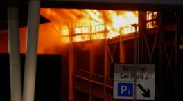 Cierran el aeropuerto de Londres-Luton por un incendio en el aparcamiento