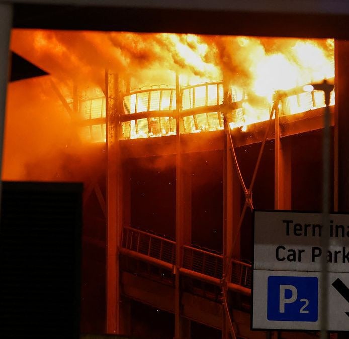 Cierran el aeropuerto de Londres-Luton por un incendio en el aparcamiento