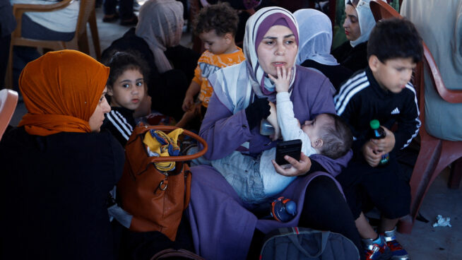 Miles de palestinos esperan en el cruce fronterizo de Rafah, en imágenes