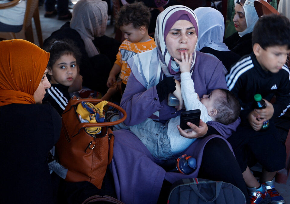Miles de palestinos esperan en el cruce fronterizo de Rafah, en imágenes