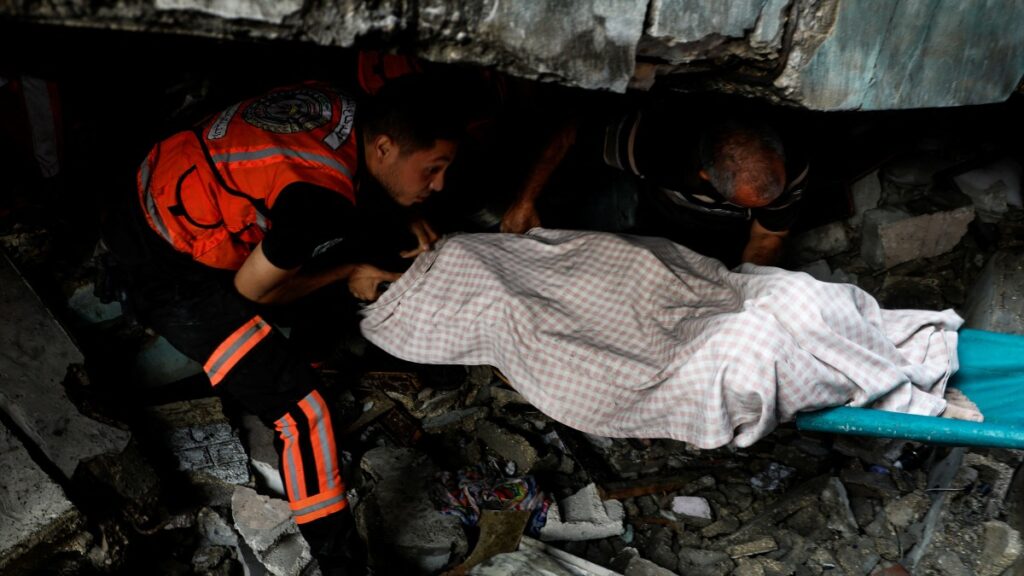 Recuperación de un cadáver en Gaza. Reuters.