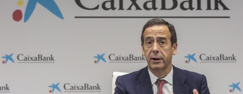 Caixabank avisa a Sánchez de traslados de sedes de bancos al exterior por el 'impuestazo'