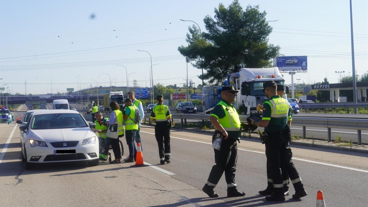 La DGT vigilará las distracciones al volante en la campaña para el Puente del Pilar