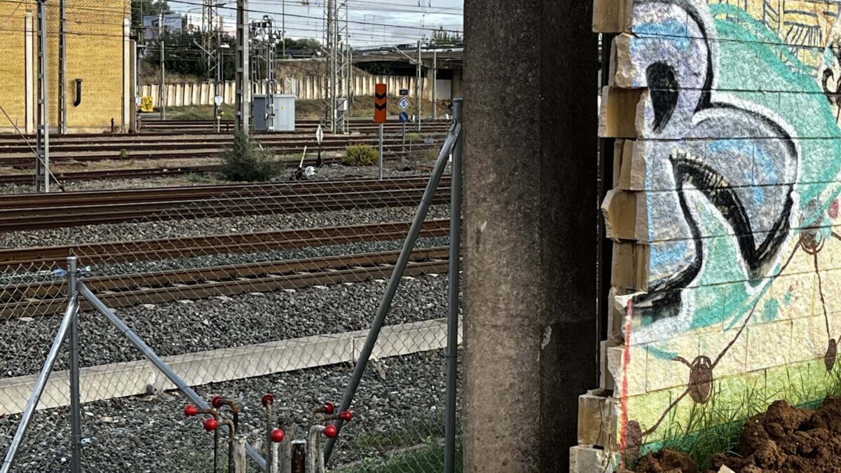 Álvaro Prieto pudo acceder a las vías del tren por tres huecos en un muro en mal estado