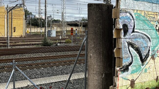 Álvaro Prieto pudo acceder a las vías del tren por tres huecos en un muro en mal estado