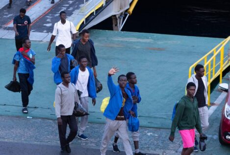 Otros 352 inmigrantes, entre ellos 45 menores, desembarcan en Canarias en las últimas horas