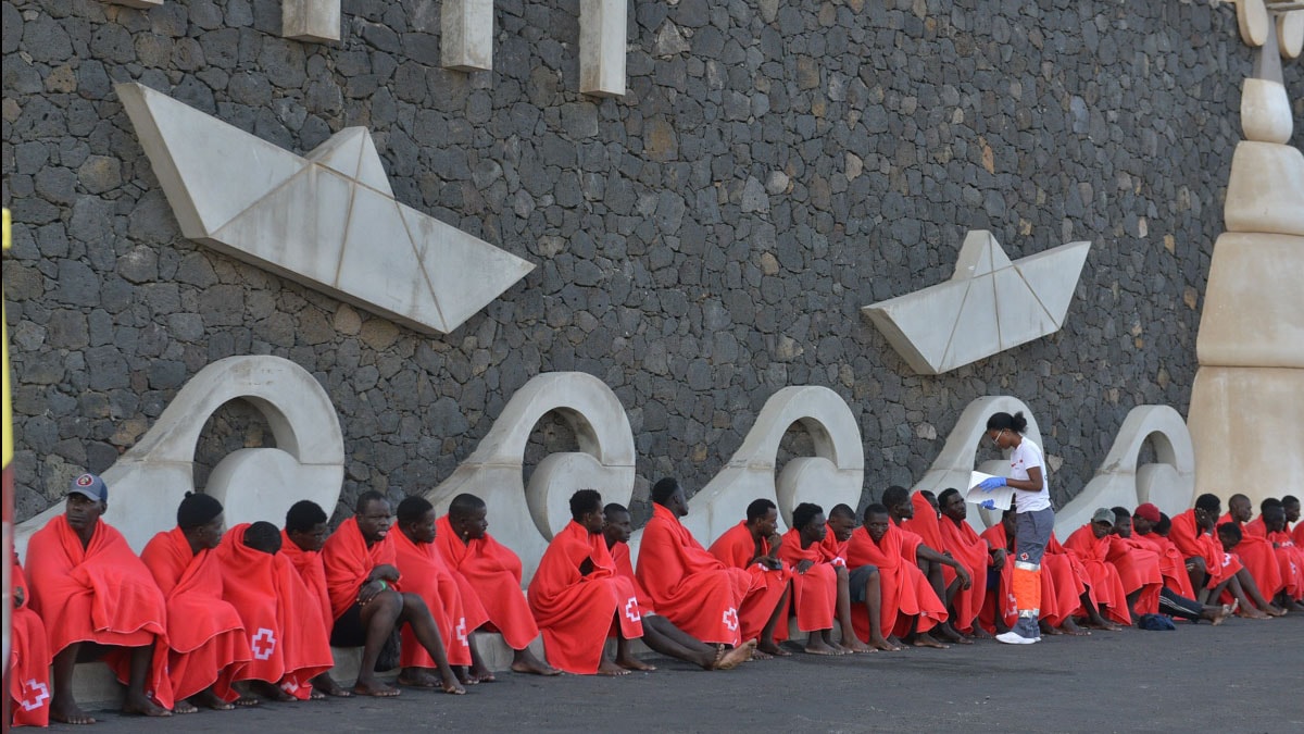Llegan a Canarias seis cayucos con 518 inmigrantes, entre ellos 26 menores