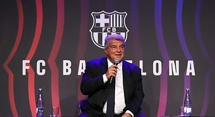 Laporta aparta al Barça de su ADN y sus leyendas