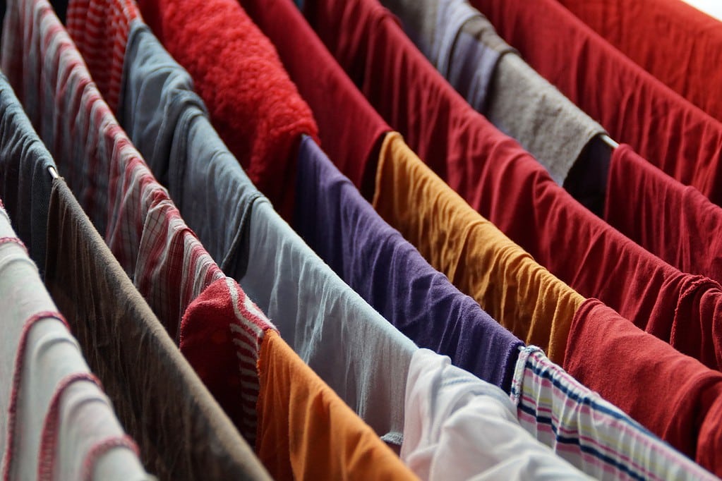 Adiós a la secadora: el truco japonés para secar la ropa dentro de casa y  ahorrar energía