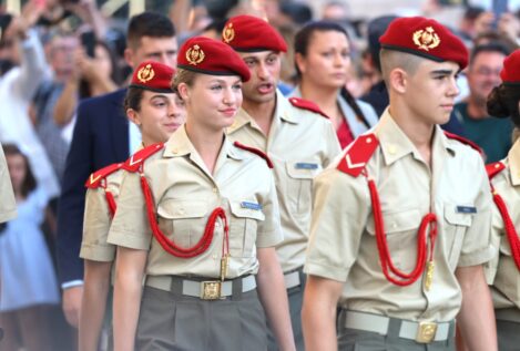 Leonor recibe el cariño de los zaragozanos en la ofrenda de damas y cadetes a la Virgen del Pilar