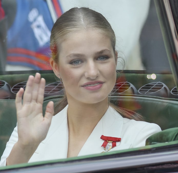 Leonor deslumbra con un traje blanco en la jura copiando el look más histórico de su madre