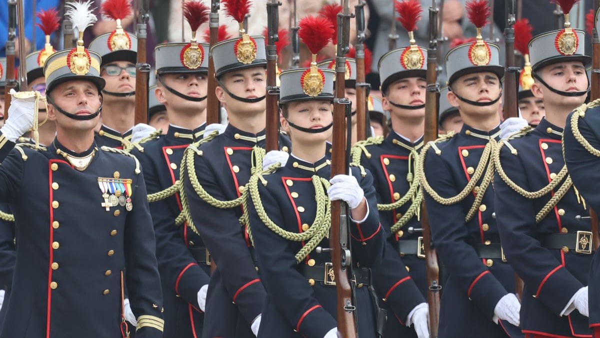 La princesa Leonor jura bandera en Zaragoza arropada por los Reyes