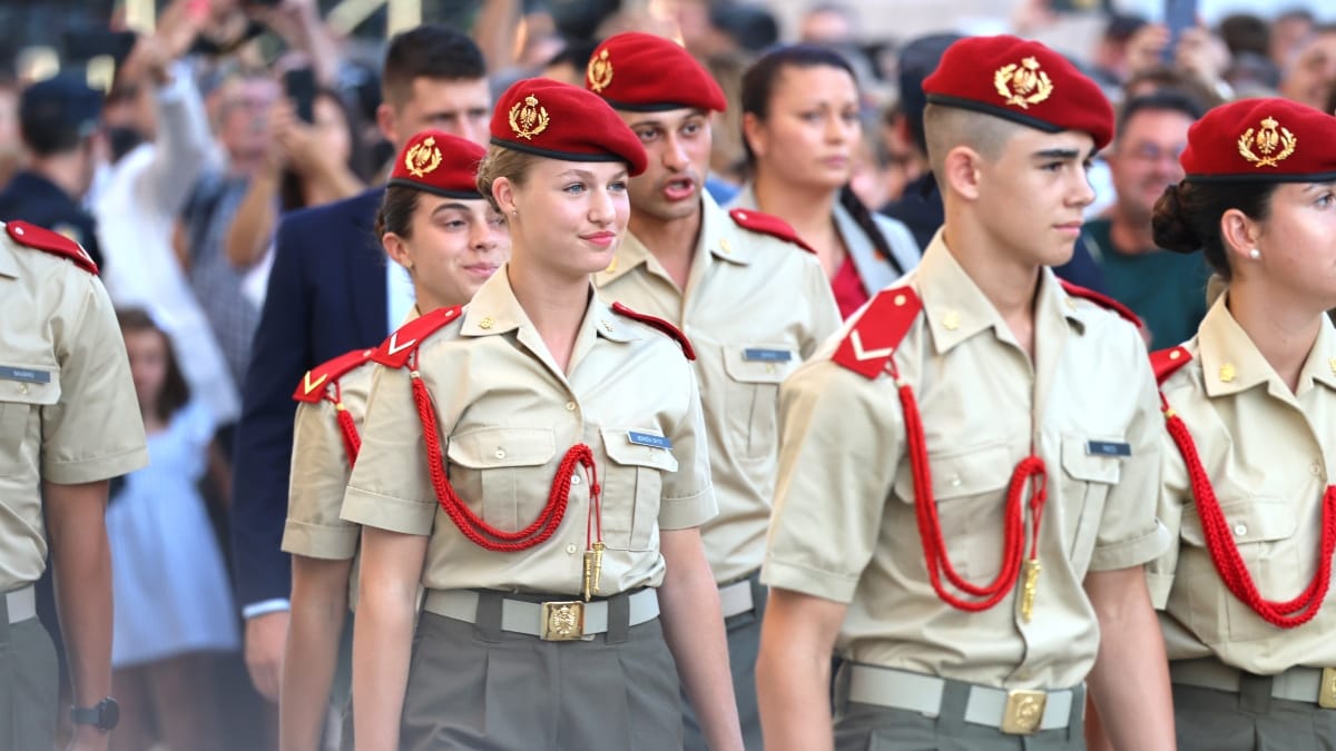 Leonor recibe el cariño de los zaragozanos en la ofrenda de damas y cadetes a la Virgen del Pilar