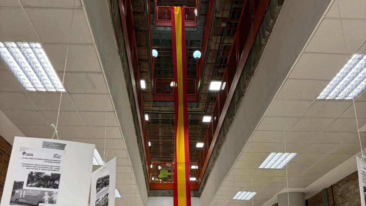 Rompen una bandera de España colgada por una asociación universitaria en la Complutense