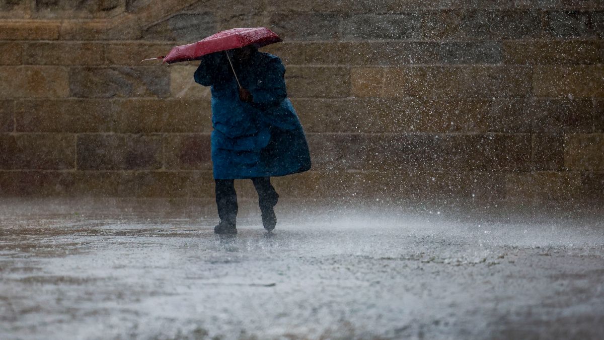 La alerta por la DANA se eleva a nivel rojo en el litoral e interior norte de Valencia por las lluvias