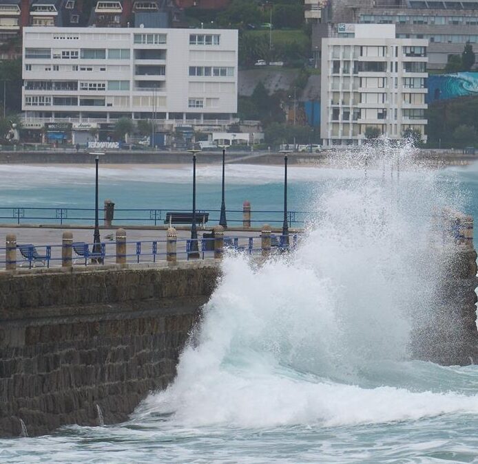 Gran parte del litoral, en alerta por oleaje y en Galicia habrá fuertes precipitaciones